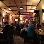 Bayerischer Bahnhof - 駅舎を改装してつくられたので雰囲気は素場らしい