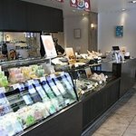 白玉屋新三郎 - 店内では白玉とあずきや黒蜜等のセットや白玉粉が販売されています