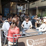 イート・モア・グリーンズ - テラス