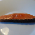 Restaurant Satoshi.F - 能登のサクラマスはミキュイとクリュ（生）の絶妙な間。ナイフを入れる度にサクッと音がする見事な焼き目の皮