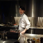 Restaurant Satoshi.F - 料理は彼一人で作ります。カンカンに熾きた備長炭に注目。あとで重要な意味があったと分かります。