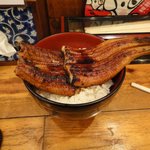 名代 宇奈とと - 満遍なく素材に火が通る
      炭を使用している事や、焼く前に一度蒸す関東風の焼き方の為にうなぎの身に無駄な油が無く、中国産うなぎならではのベチャベチャ感が皆無です。