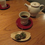 ラ・ボンヌターブル - たこ焼きに見立てたフォンダン・ショコラ＆ハンドドリップ・コーヒー（グァテマラ）