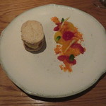 ラ・ボンヌターブル - ホワイト・アスパラガスのアイスクリームを挟んだダックワーズ 柑橘のサラダ、人参とバナナのシャーベット1