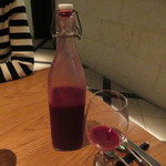 ラ・ボンヌターブル - クランベリーのジュース 椎茸の出汁と生姜のブレンド
      