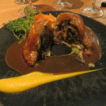 牛スネ肉のビーフシチュー、モッツァレラチーズ、ジャガイモ、平茸、ほうれん草のパイ包み クミン香るキャロットラペ、人参のピューレ3