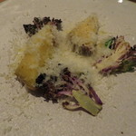 ラ・ボンヌターブル - インカのめざめとプチヴェイルのロースト、ポンテ・デ・モンターニュのチーズを散らして2