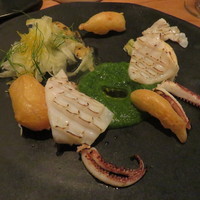 ラ・ボンヌターブル - ヤリイカのソテー、菜の花のピューレ ハマグリ、焼き蕪、新玉葱のベニエ、八朔とフェンネルのサラダ2