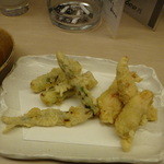 酒と肴 久保田 - アスパラと知床鶏の天ぷら