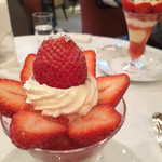 資生堂パーラー - 苺パフェベアの図