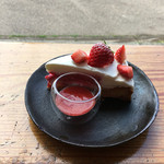 カフェ ブラウン - イチゴとラズベリーのティラミスタルト