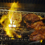 焼肉レストランひがしやま - 炎を上げる肉