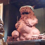 おふくろ - 厨房には、はちまきをした笑うシーサーさ