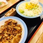 Matsuya - 2016.03
                        深夜の松屋、お野菜もとって、牛肉だけ‼︎
                        丼にせず。（少し体に気を使って）
                        それでも結構満腹に‼︎
                        シャキシャキのキャベツの千切り。キンキンで美味い。侮れない‼︎
                        夜食はコレだな…