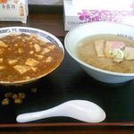 中華そば 伸 - これが出された直後。
            こぼれた物を拭いてもいない。