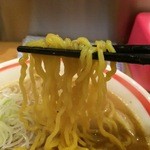辛みそらーめん、麺持ち上げ