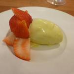 エスパイ クック コウベ - デザート：甘王とピスタチオのアイスクリーム