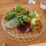 エスパイ クック コウベ - サラダ；ベビーリーフ、アイスプラント、白雪トマト、マイクロトマト、黒皮大根、蕪、ベビーキャロット、スナップ、ドラゴンフルーツ、ロマネスコ、ビーツソース添え