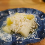 佳肴みを木 - ホワイトアスパラとピータンソースにチーズを振りかけて