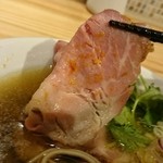 自家製麺 うろた - 低温調理チャーシュー。リフト(^-^)/
      