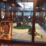 桜珈琲 - 中庭を囲むようにお席があります♪