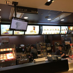 McDonald's - 2016/03 レジカウンター付近が改装され、ピックアップ専用カウンター窓口がん設けられていました
