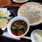 Sobajin - きのこの恩返し（大盛り８５０円）と野菜天ぷら（２００円）