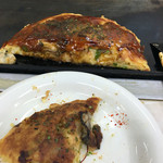 お好み焼 もりした - 手前が食べかけの醤油ベース、奥がなスタンダードソース味