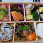 料亭 老松 - ◆千草(1080円）・・　月替わりのお弁当で、二色のご飯が特徴だそう。
            ひじきご飯と白ご飯が入っています。