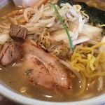 麺屋 おざわ - 炙ったチャーシュー1枚と2cm程度のブロック2個、メンマ、海苔、蒲鉾、炒めモヤシがのる塩ラーメン。