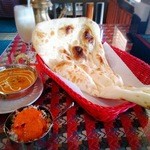 Indo Dainingu Kafe Mata - キーマカレー
                        ナン
                        ラッシー