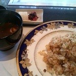 鉄板焼 あみじま - ガーリックライス＋赤出汁＋香の物