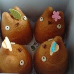 白髭のシュークリーム工房 - 見つめあうトトロ