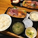 おに平 新宿店 - 刺し身定食、ごはんとお味噌汁はおかわり自由です。