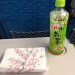 出町ふたば - 綺麗な桜の包装紙でしたので、ペットボトルも桜のを買いました