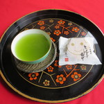 弘栄堂 - サービスのお茶とちょんまげ最中 つぶあん入り