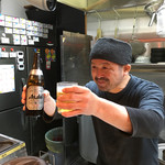 こだわり麺工房たご - ビールを飲んで上機嫌な多胡大将