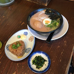大砲ラーメン - 妻のミニラーメン煮卵入りとチャーシューおにぎりです。
