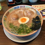 大砲ラーメン - 私の昔ラーメン煮卵入りです。