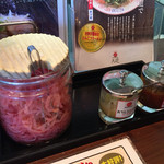 大砲ラーメン - テーブルの薬味です。