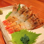 2016年3月　モサエビの刺し身　横にあるのは卵です。