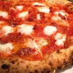 ピッツェリア ダル リッチョロ - 「ディアノーラ」-トマト、モッツァレラにナポリサラミ