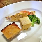 ピッツェリア ダル リッチョロ - 野菜の前菜盛合せ   
      「マリネ」三種
      「カロッツァ(2枚の薄切りパンにモッツァレラチーズを挟んで揚げたもの  )」
      「オムレツ」
      「ラドフ ？ (って言ってた様な…σ^_^;)」