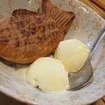 炉ばた 三光橋 - 〆の鯛焼きとバニラアイス300円☆☆
      鯛焼きも網で焼いて！外はパリッと中は冷たさが残って
      あんこぎっしりだけど重くない！まじ美味し!(^^)!