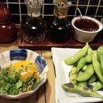 炉ばた 三光橋 - お通しの焼き枝豆！
      卓には、お塩・辛み味噌・しょうゆ・酢たれ・一味・ゆずこしょうなどなどが並びます☆