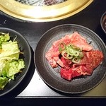Yakiniku Ishibi - ミックス焼肉＆ハーフ麺（1380円）のサラダとキムチとミックス焼肉