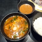 焼肉 いしび - ミックス焼肉＆ハーフ麺（1380円）のハーフ麺（ユッケジャンラーメン）と、カレールー増し（100円）