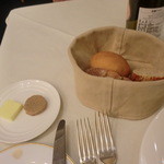 ル・ビストロ・資生堂 - パン：オリーブのパン、ライ麦のバゲット、丸パン。自家製ポークリエット＆バター