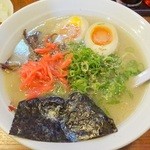 博多屋台 九一麺 つきみ野店 - 博多味玉ラーメン(ゴマ、コショー、紅しょうがをかける)