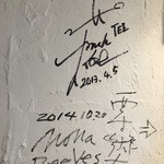 CURRY BOOTH tongarashi - 左の壁にサインが